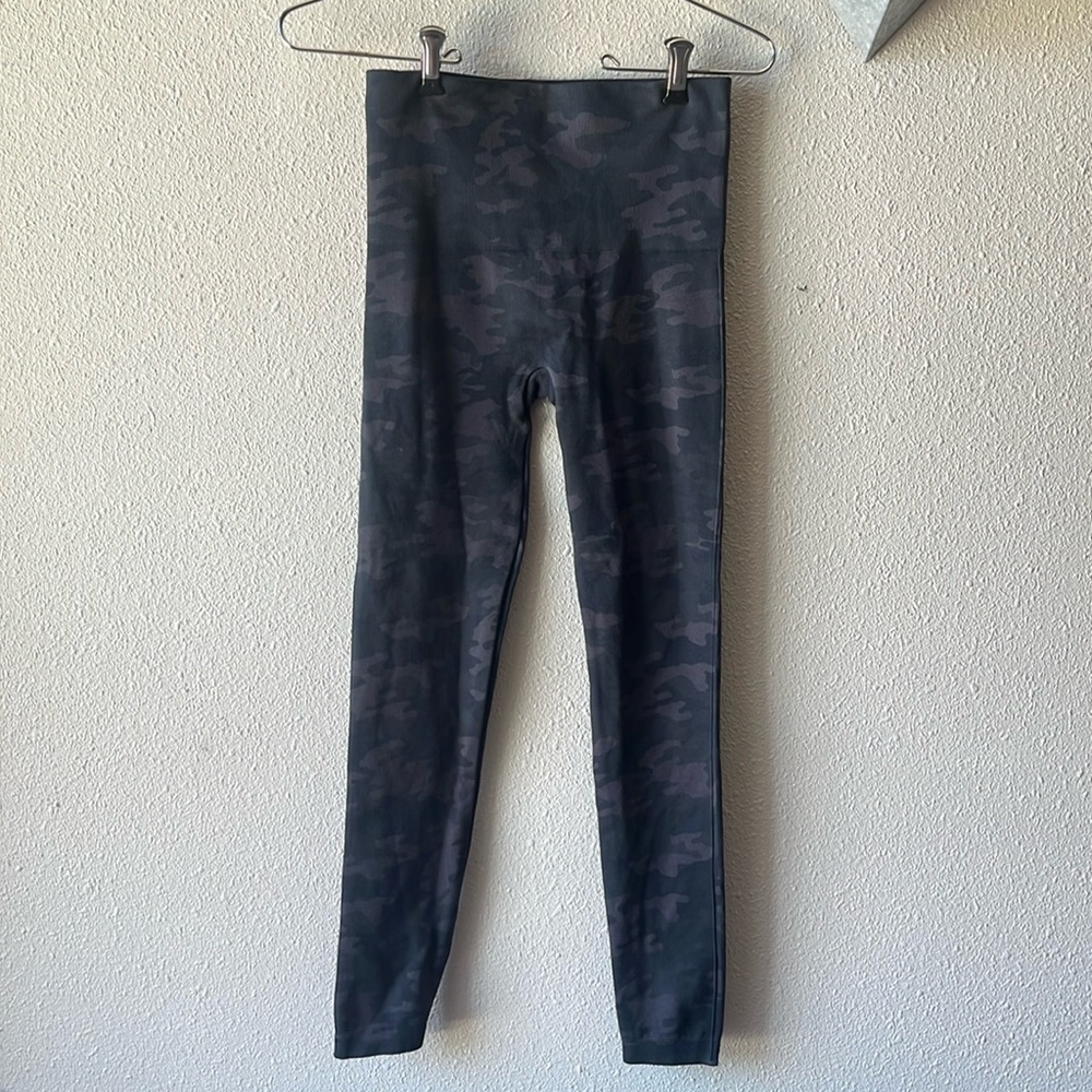Spanx Look At Me Now Seamless Black Camo Leggings Medium